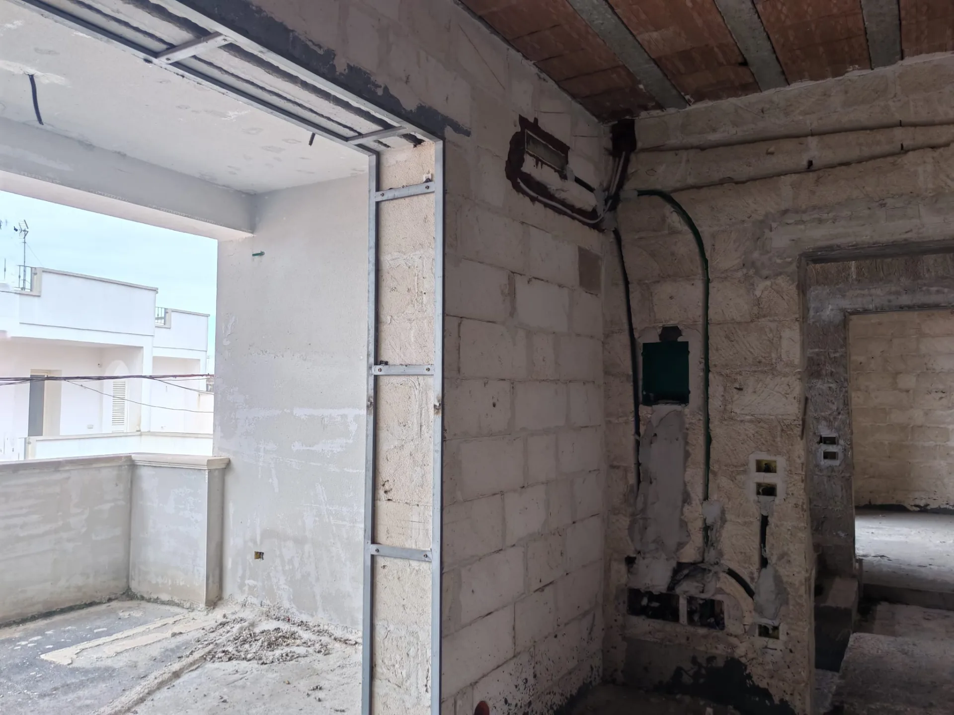 Appartamenti allo stato rustico con terrazzo e box auto – Zona semiperiferica — Foto 4 di 11