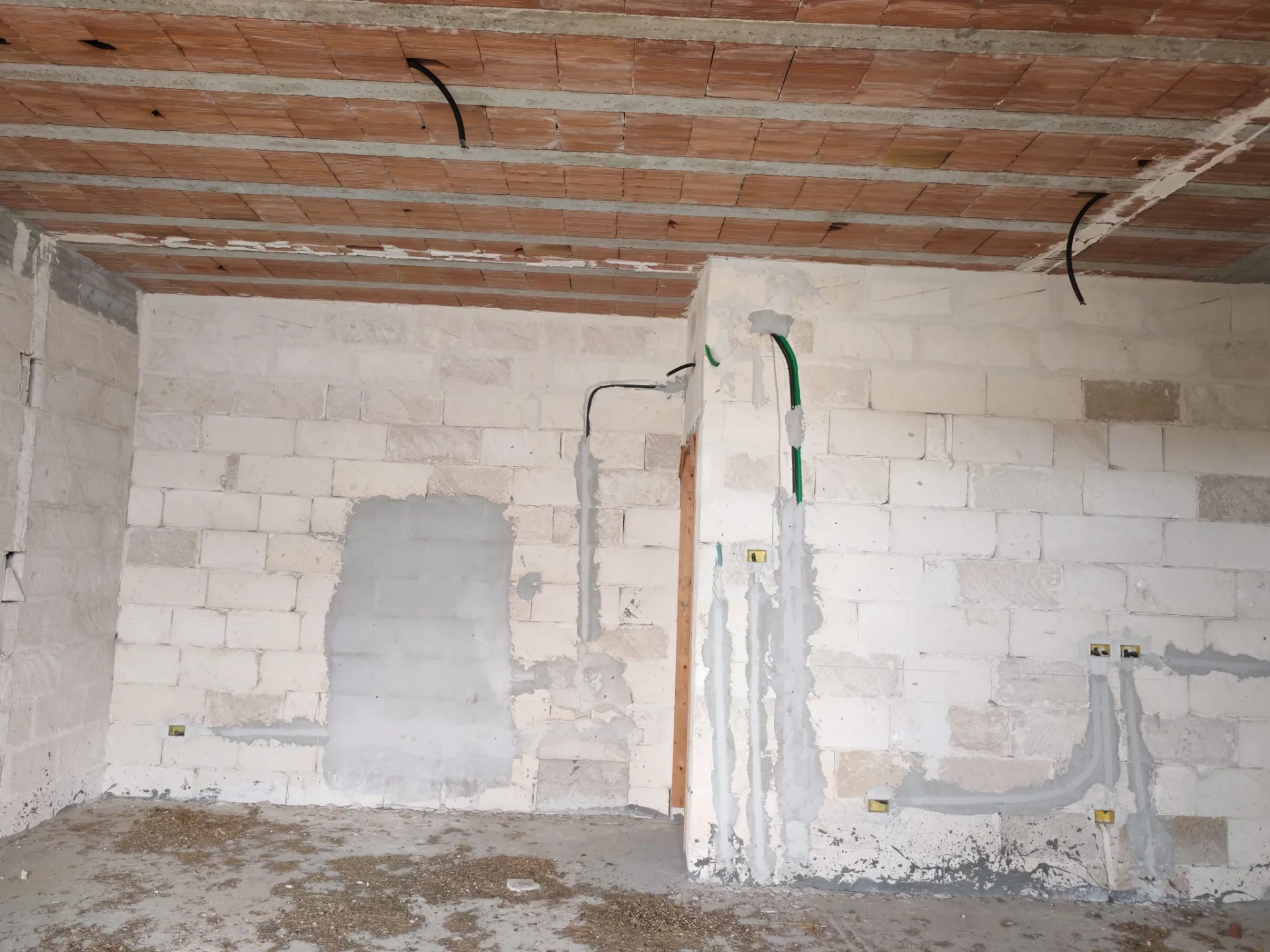 Appartamenti allo stato rustico con terrazzo e box auto – Zona semiperiferica — Foto 10 di 11