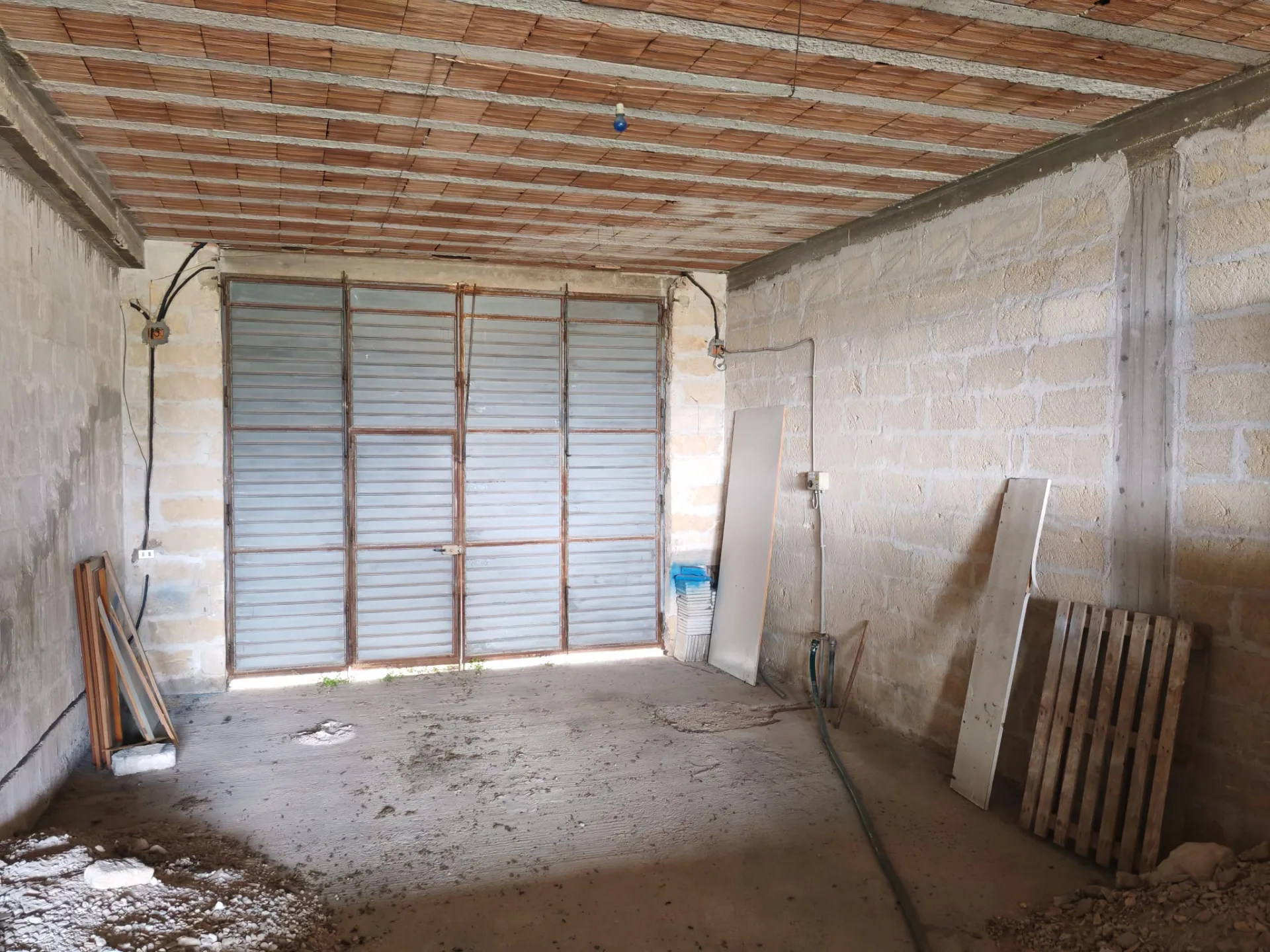 Appartamenti allo stato rustico con terrazzo e box auto – Zona semiperiferica — Foto 9 di 11