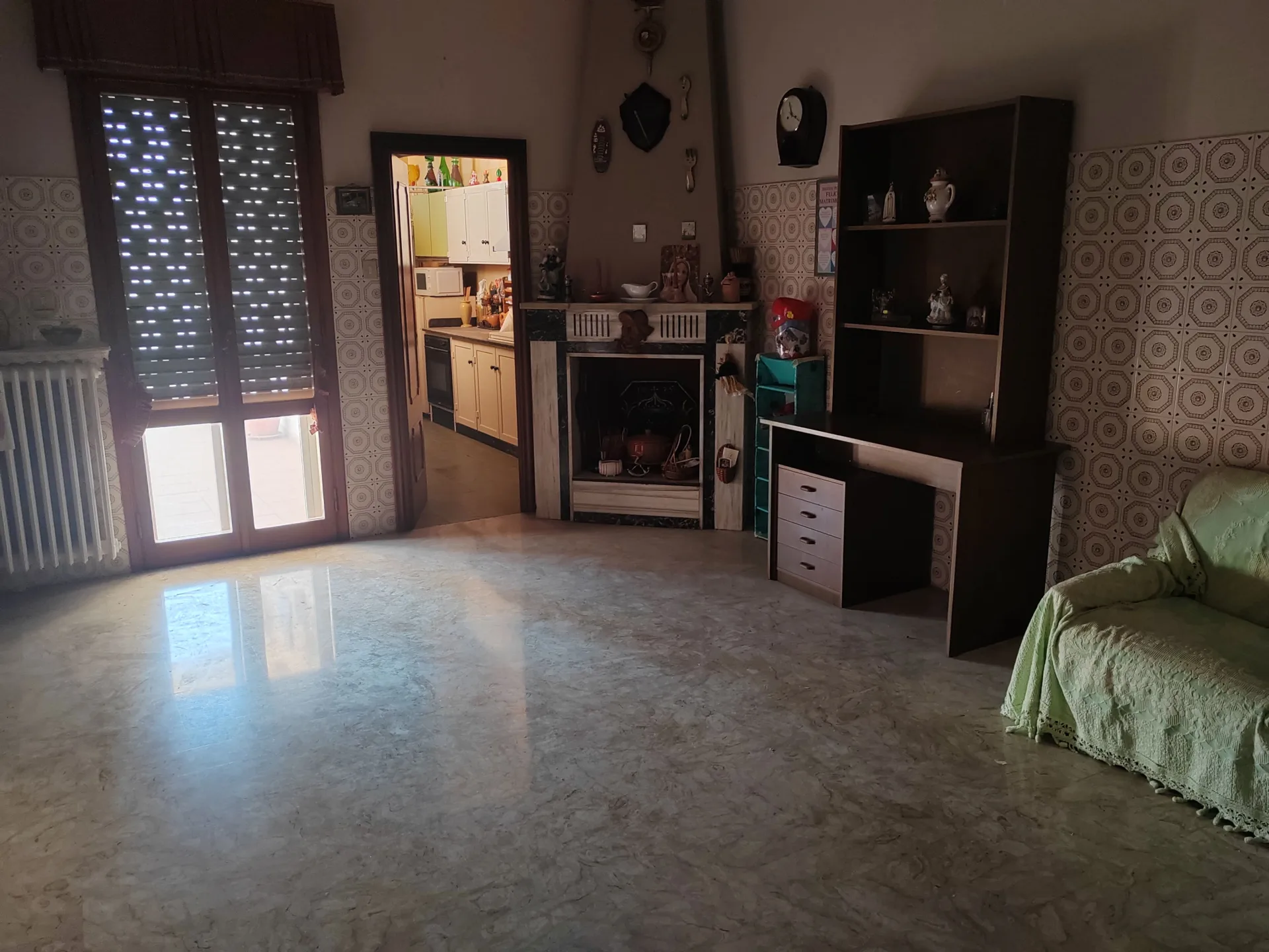 Intero Stabile Indipendente con Garage di Ampia Metratura e Abitazione al Primo Piano — Foto 8 di 19