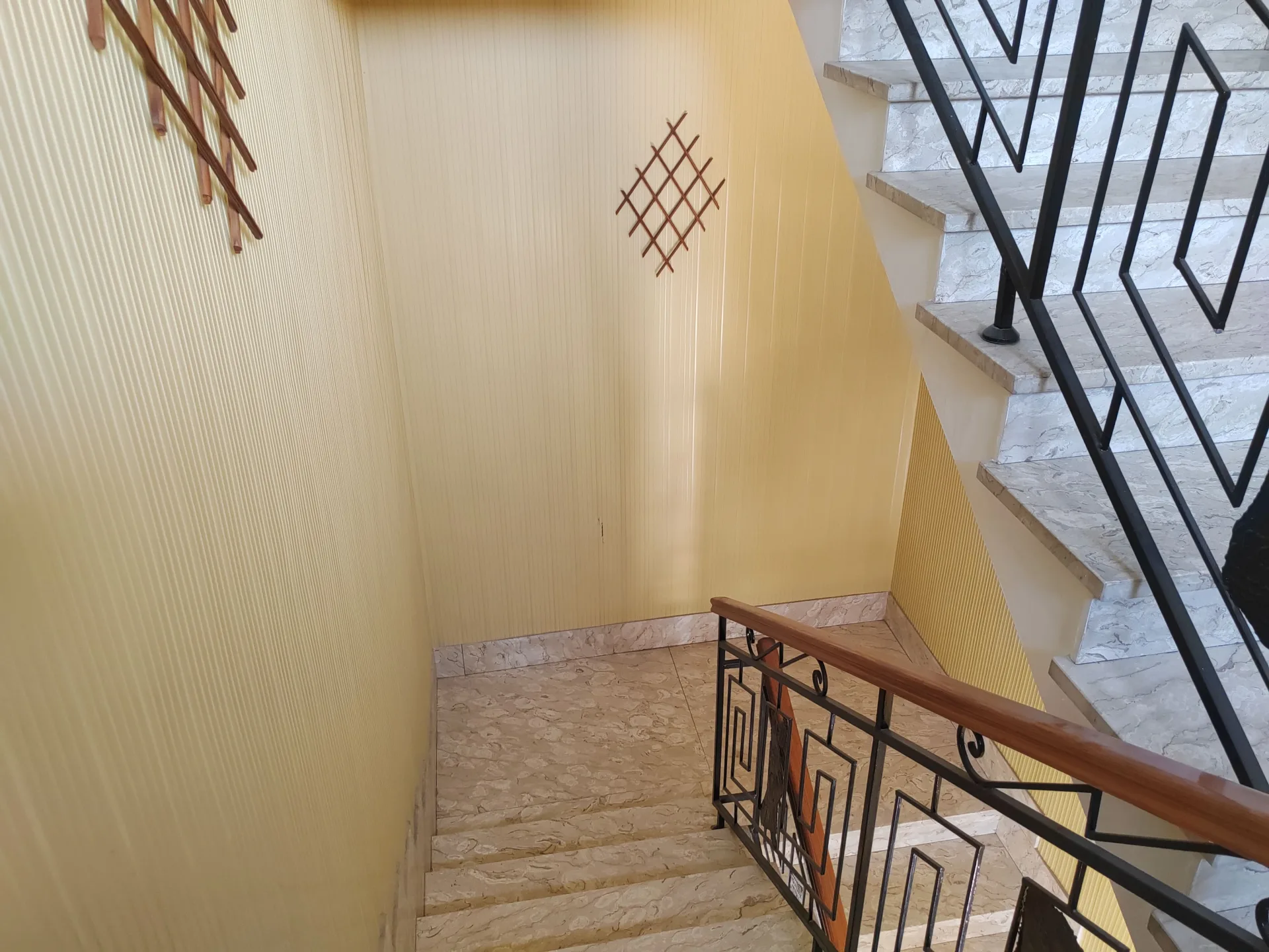 Intero Stabile Indipendente con Garage di Ampia Metratura e Abitazione al Primo Piano — Foto 13 di 19