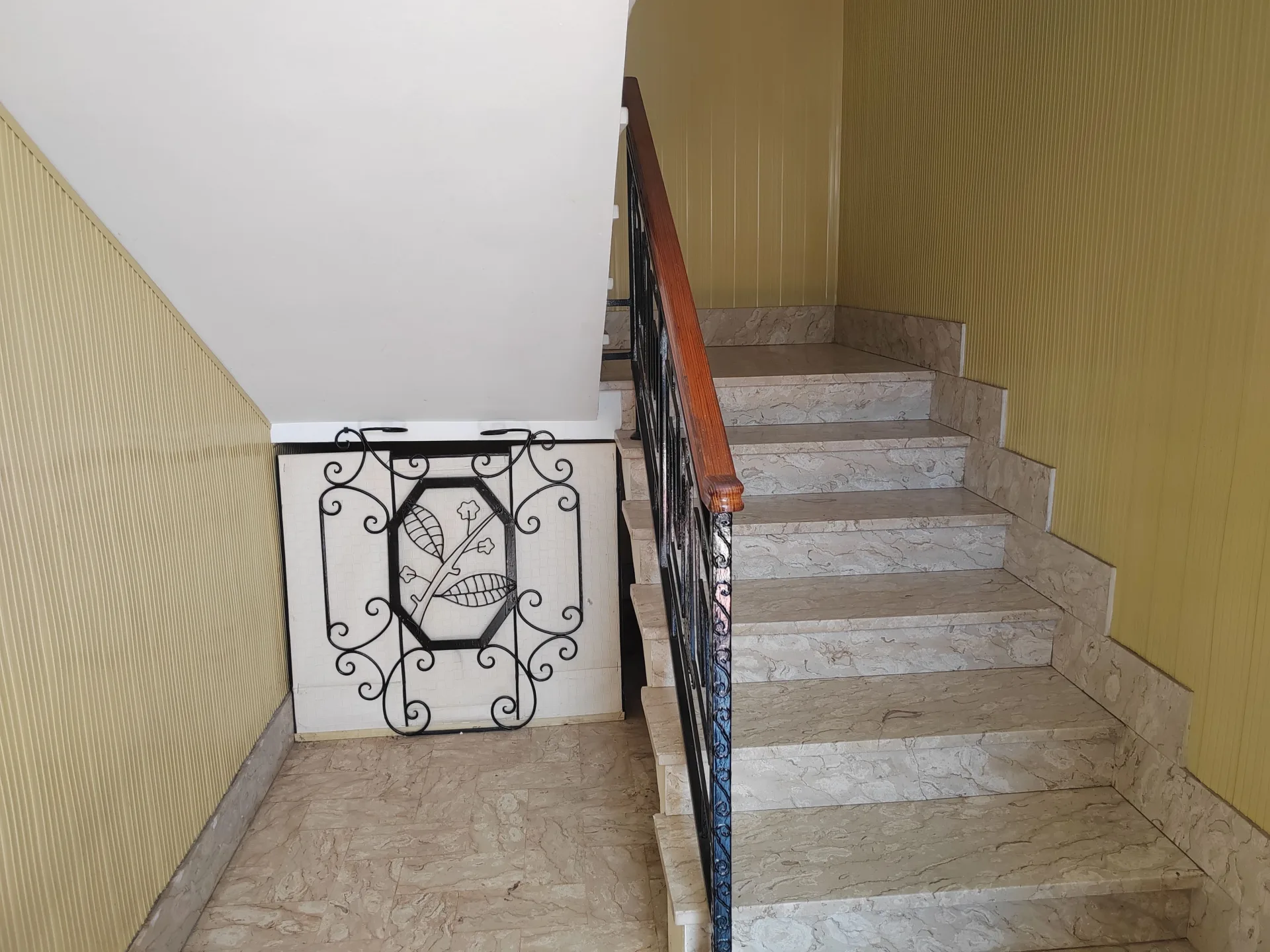 Intero Stabile Indipendente con Garage di Ampia Metratura e Abitazione al Primo Piano — Foto 14 di 19
