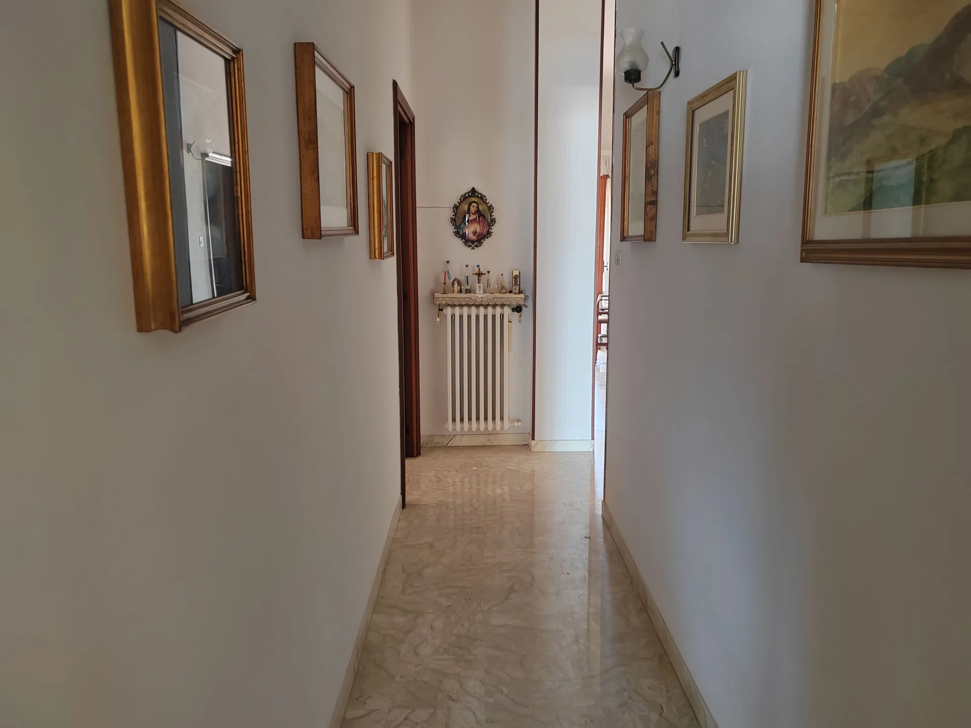 Intero Stabile Indipendente con Garage di Ampia Metratura e Abitazione al Primo Piano — Foto 2 di 19