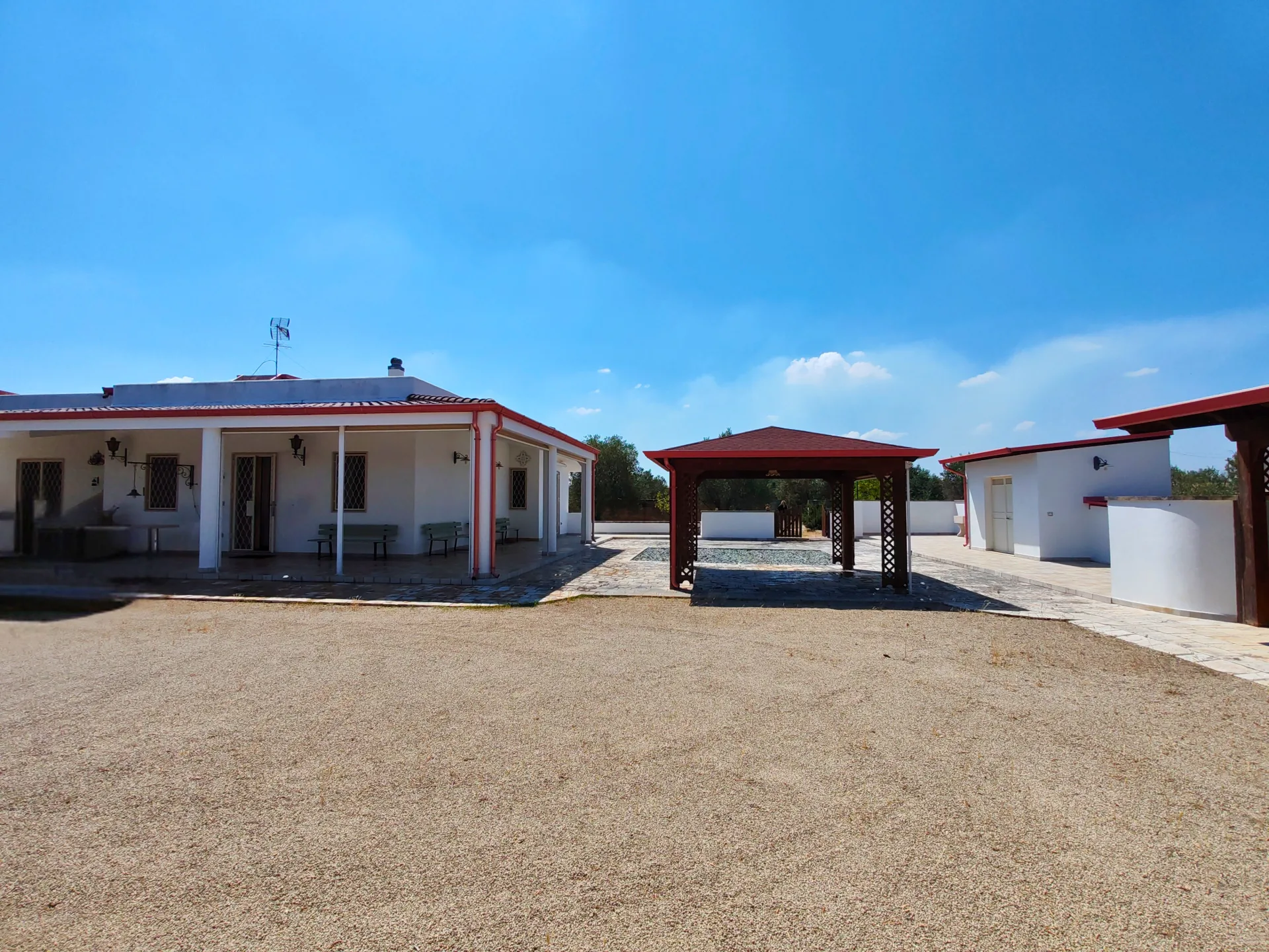 Villa indipendente con uliveto e 8.000 mq di terreno — Foto 1 di 15